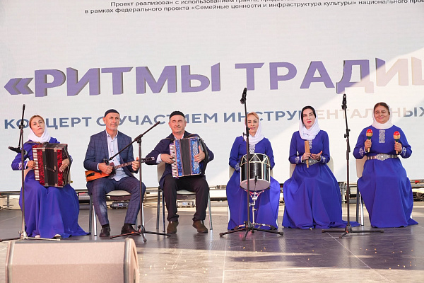 «Ритмы традиций»: на площадке перед Аварским театром выступили коллективы Дагестана и гости из семи регионов России.