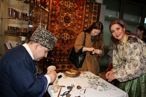 Мастер из Дагестана принял участие в выставке  «Русский сувенир» в Париже