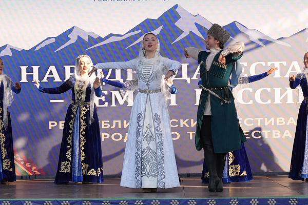 10 сентября на  бульваре имени Сулеймана Стальского состоялся фестиваль народного творчества «Народы Дагестана — семья России». Организатором выступил Республиканский дом народного творчества.