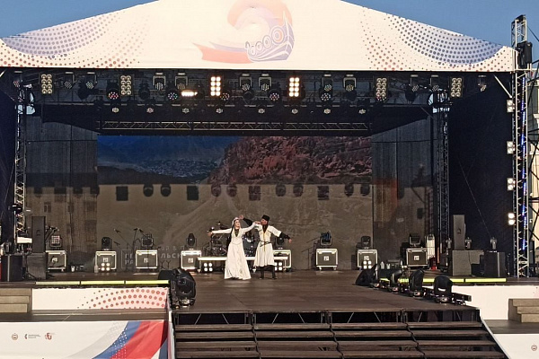 Народный хореографический ансамбль «Гергебиль» принял участие в Межрегиональном национально-фольклорном празднике «Шумбрат»