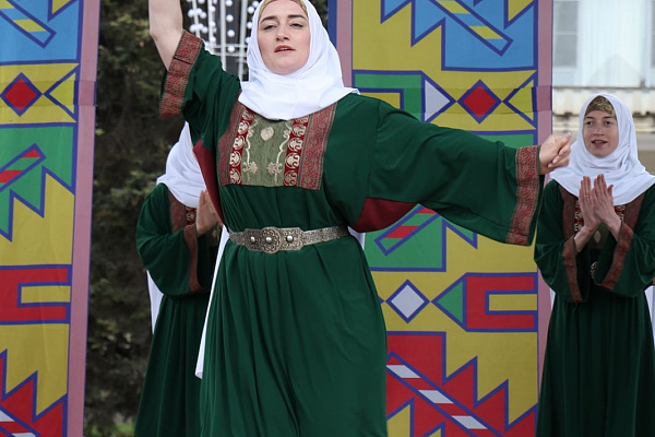 На центральной площади Махачкалы состоялся  концерт семейных и фольклорных групп Дагестана