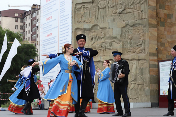 4 июля на площадке перед русским театром состоялся самобытный Праздник русской казачьей культуры «Русская поляна». 