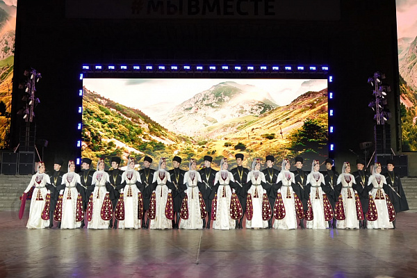 8 сентября на площадке перед Русским театром в Махачкале состоялся парад и гала-концерт  «Моя семья - Россия» центральное событие форума-фестиваля народов России, посвящённого Дню языков народов России.