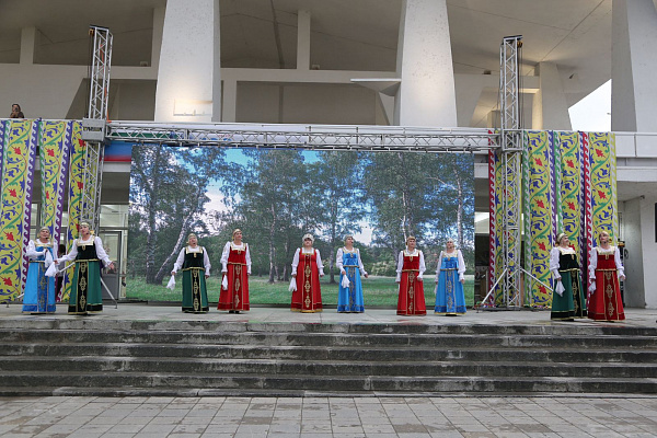 В день юбилея народного поэта Расула Гамзатова состоялся Фестиваль народного творчества «Журавли над Россией»