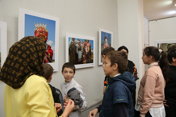 Последние дни работает всероссийская фотовыставка «Сила традиций: народы Российской Федерации», посвященная Году культурного наследия народов России.