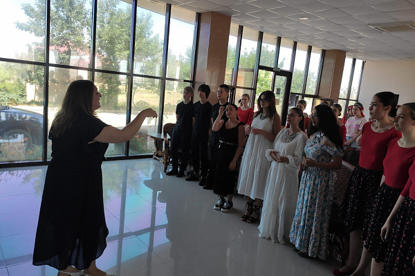 3 июля в рамках XXI Международного фестиваля фольклора и традиционной культуры «Горцы» состоялись открытые мастер-классы по народному танцу и по народным песням