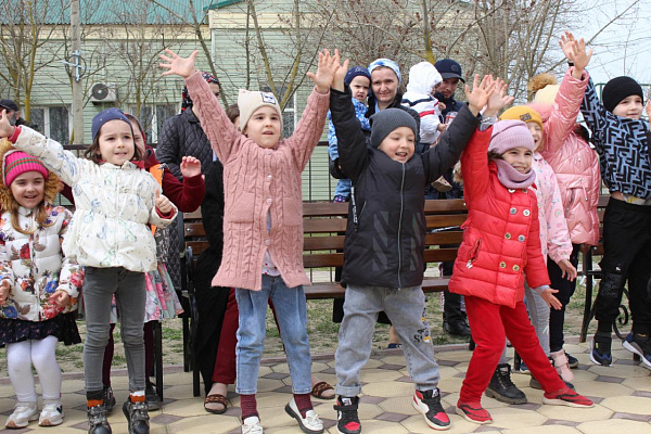 В учреждениях Кизлярского района отметили День смеха