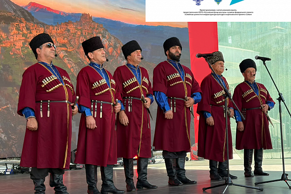 15 сентября в День единства народов Дагестана Межрегиональный фестиваль народов России «Культурные мосты» продолжил свою работу на площадке перед Аварским театром. Праздник объединил артистов, мастеров и художников из разных регионов страны.