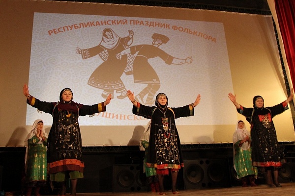 Сегодня в Акушинском районе в Центре культуры села Акуша прошел Республиканский праздник фольклора.
