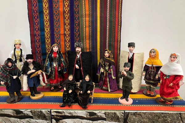 В Республиканском Доме народного творчества состоялся онлайн мастер-класс по изготовлению кукол из глины.