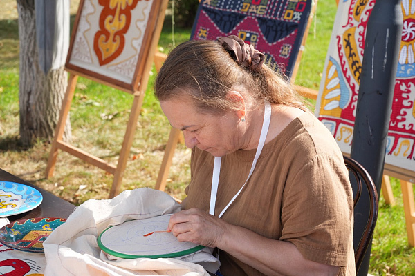 Сегодня, 13 сентября, в Махачкале стартовал Межрегиональный фестиваль народов России «Культурные мосты». Первый день развернулся на бульваре Сулеймана Стальского, 