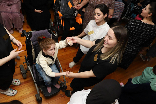 Более 80 детей Республиканского реабилитационного центра « Надежда» и их родители стали зрителями благотворительного концерта