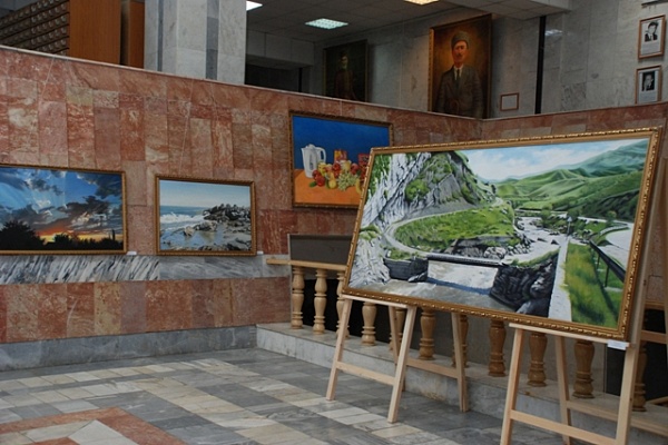 В Махачкале открылась персональная выставка художника-примитивиста Шапи Рабаданова