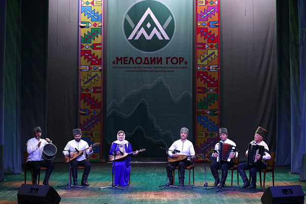 12 мая в Махачкале состоялся Республиканский фестиваль творческих коллективов и исполнителей народной музыки «Мелодии гор»