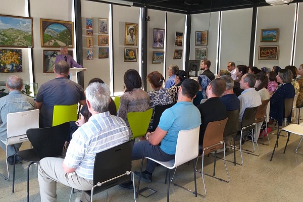 Передвижная выставка самодеятельных художников «Мир талантов» открылась в  Ахтынском районе.