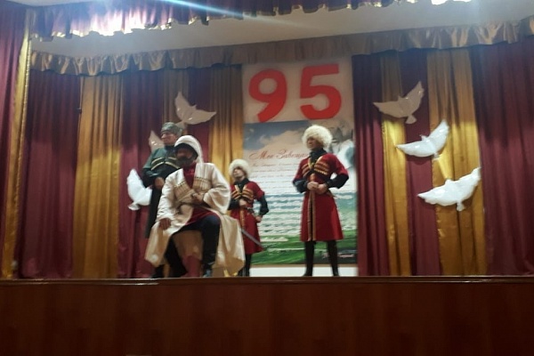 13 сентября в районном Центре культуры в рамках празднования 95-летия народного поэта Дагестана Расула Гамзатова была показана театрализованная композиция по его произведениям «Журавли», «Горянка» и «Мой Дагестан»