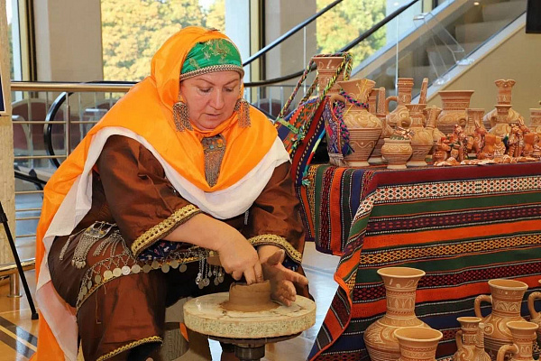 Самобытный Дагестан представили фольклорные коллективы республики на юбилейном мероприятии, посвященном великому поэту Расулу Гамзатову