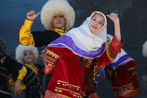 На Родопском бульваре прошли: поэтическая площадка «Мой Дагестан», фольклорное представление «Лица традиций», мастер-классы мастеров декоративно-прикладного искусства