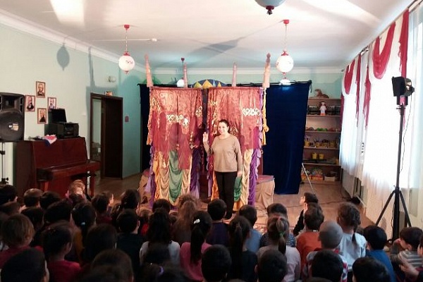 «Аладдин и волшебная лампа» - театр кукол выступил перед маленькими каспийчанами