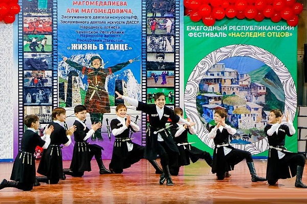В концертно-театральном  зале Центра традиционной культуры с. Мехельта Гумбетовского района прошел фестиваль фольклора и традиционной культуры «Наследие отцов»