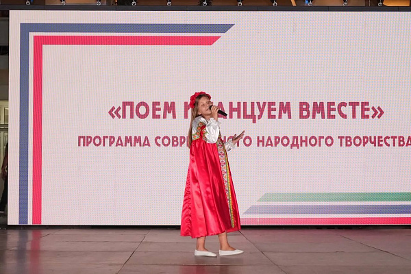  Вечерняя программа второго дня форума-фестиваля «Моя семья - Россия» 8 сентября продолжилась на бульваре имени Сулеймана Стальского.