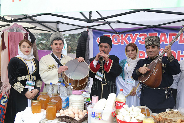 3 декабря на центральной площади Махачкалы прошла сельскохозяйственная ярмарка- выставка достижений муниципальных образований. 