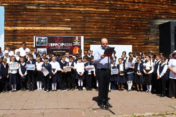 Культурно-досуговые учреждения Дагестана присоединились к флешмобу Республиканского дома народного творчества  ко Дню солидарности в борьбе с терроризмом  Ежегодно 3 сентября в России отмечается День солидарности в борьбе с терроризмом.