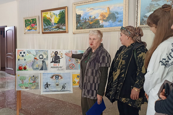 1 мая в фойе Городского дворца культуры им.К.М.Алескерова состоялось открытие Республиканской передвижной выставки  плаката «Мой выбор!». 