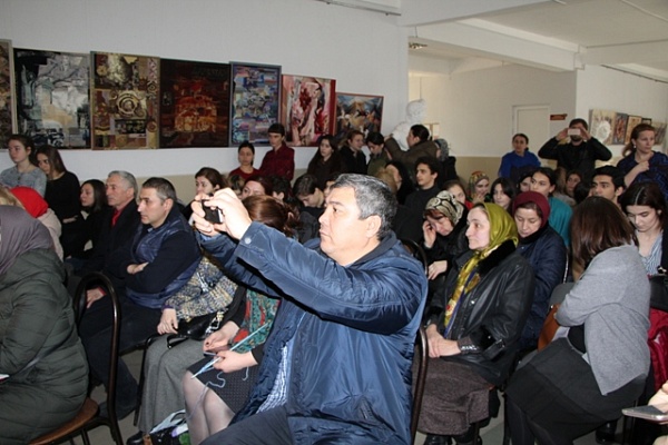 На площадке Дагестанского художественного училища им. М. А. Джемаля состоялся мастер-класс  по изготовлению войлока «Кийиз»