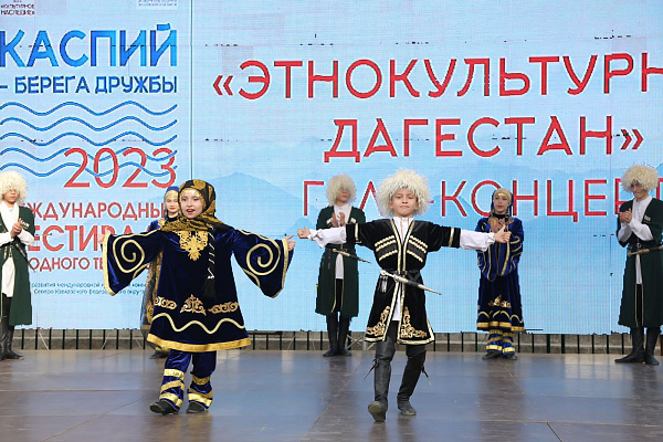 На площадке перед Аварским театром состоялись фестивальные мероприятия: гала-концерт «Этнокультурный Дагестан»