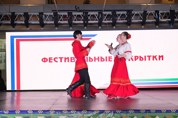После праздника «Родники традиций» программу первого дня Форума-фестиваля народов России «Моя семья — Россия» продолжили «Фестивальные открытки». Концерт прошел на площадке Аварского театра в Махачкале.
