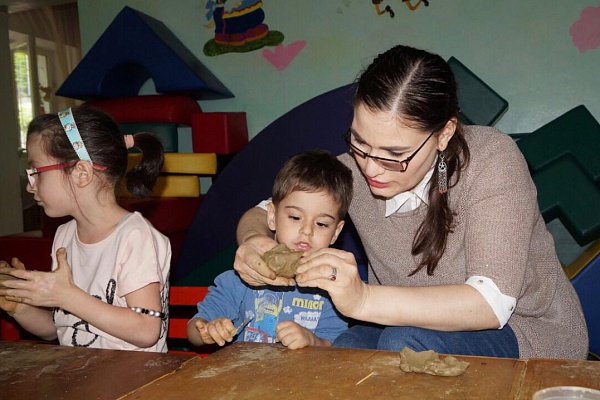 Специалист РДНТ Зухра Гарунова рассказала детям о своём ремесле.