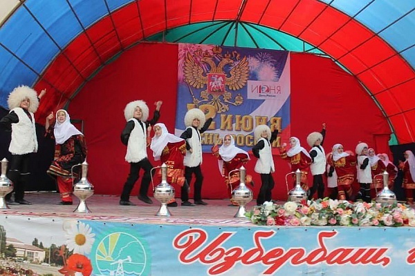 12 июня в культурно-досуговых учреждениях республики, центрах культуры муниципальных образований республики прошли праздничные мероприятия, посвященные Дню России