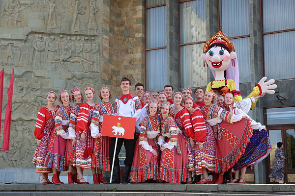 Программу XX Международного фестиваля фольклора и традиционной культуры «Горцы» продолжил флешмоб с участием коллективов-гостей