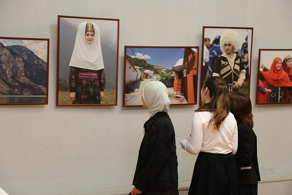 Последние дни работает всероссийская фотовыставка «Сила традиций: народы Российской Федерации», посвященная Году культурного наследия народов России.