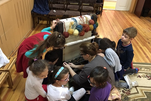 Сегодня в Республиканском центре социальной помощи семье и детям прошел мастер-класс по ковроткачеству.