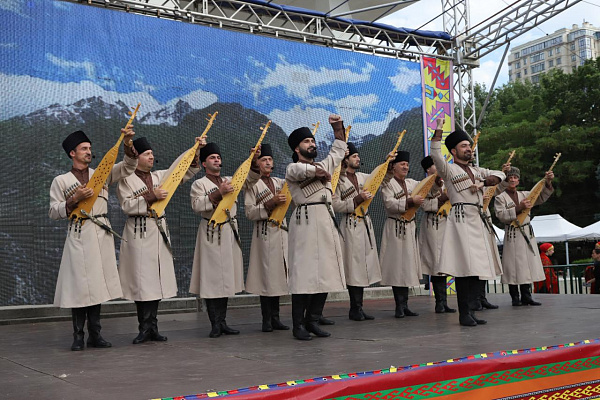  Гала-концерт праздника традиционной культуры «Дербент – перекресток цивилизаций» проходит в эти минуты 