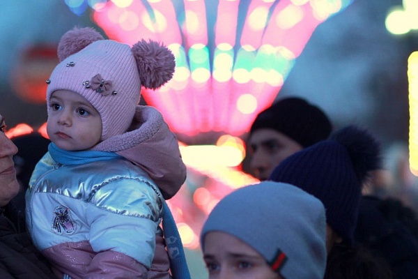 Программу Республиканского фестиваля «Новогодние открытки» 27 декабря продолжил Государственный ансамбль песни и танца «Дагестан»