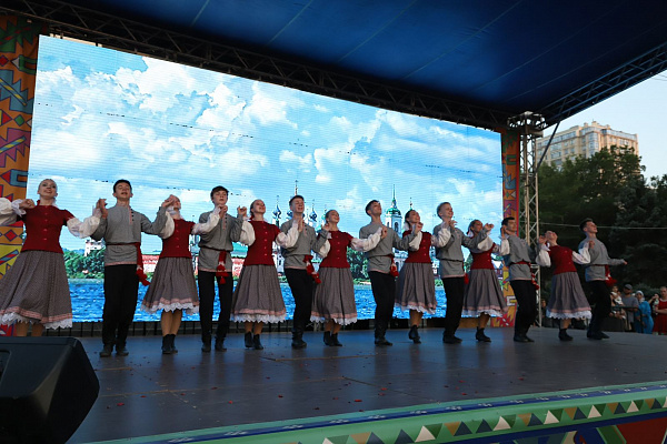 Шествия творческих коллективов – участников XXI Международного фестиваля фольклора и традиционной культуры «Горцы»