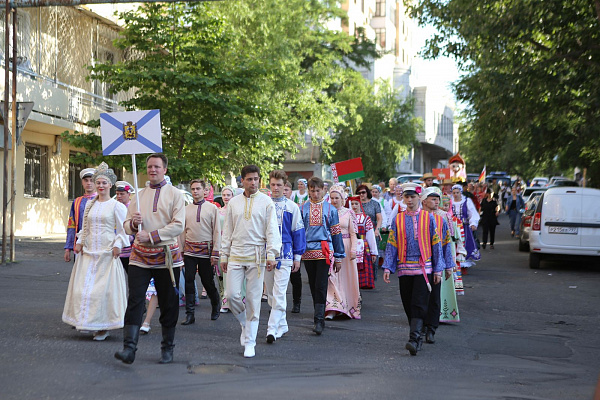 Программу XX Международного фестиваля фольклора и традиционной культуры «Горцы» продолжил флешмоб с участием коллективов-гостей