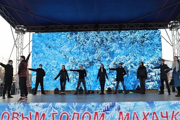 Программу Республиканского фестиваля «Новогодние открытки» 27 декабря продолжил Государственный ансамбль песни и танца «Дагестан»