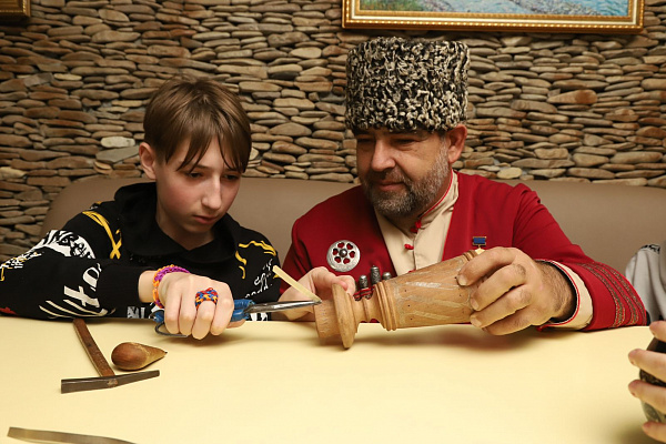 16 ноября на территории санатория «Каспий» прошли мастер-классы по унцукульской орнаментальной насечке металлом по дереву и росписи по ткани