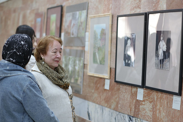 В Махачкале состоялось открытие выставки самодеятельной художницы Асият Идрисовой «Тропинки Асият из Хубара»