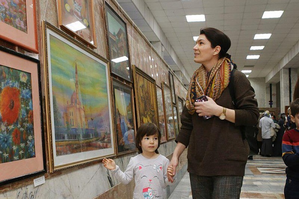 В рамках проекта «Самородки» состоялось открытие выставки самодеятельного художника Шамиля Закарияева «Все оттенки пастели».
