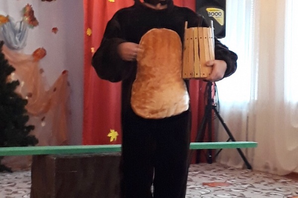 8 ноября коллектив Народного театра ЦТКНР г. Кизляра показал одну из своих постановок юным зрителям - детскую сказку «Мишкины шишки».