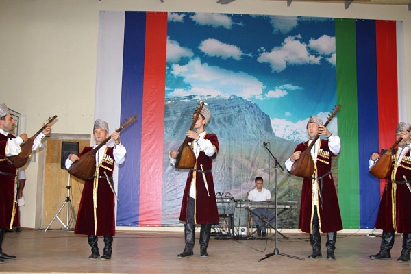 В селе Усухчай прошел VIII Республиканский фестиваль песни и музыки «Поющие струны».
