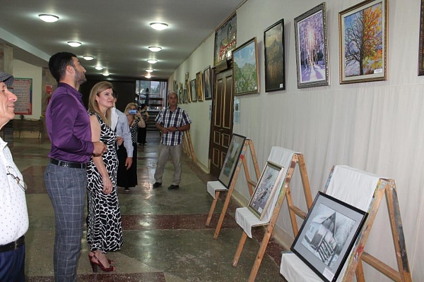 Передвижная выставка самодеятельных художников «Мир талантов» открылась в  городском Дворце культуры им. К. М. Алескерова  г. Избербаш. 