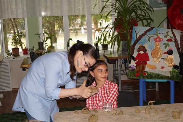 Сегодня в Реабилитационном центре для детей и подростков с ограниченными возможностями в городе Махачкале прошел мастер-класс по изготовлению кукол из глины.