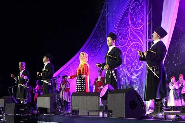 Фольклорное шоу стало частью праздничного гала-концерта в честь 160-летия Махачкалы