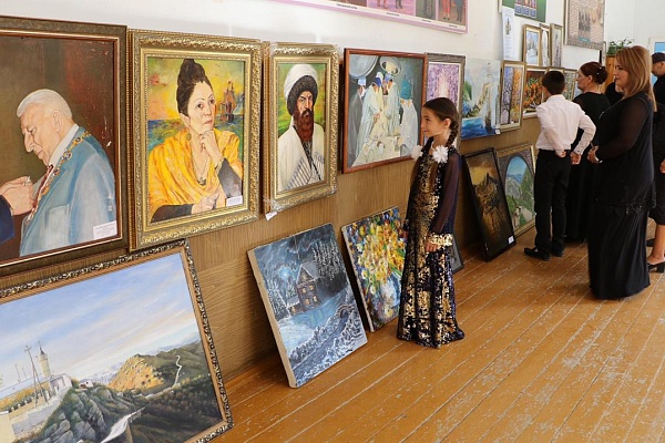 Передвижная выставка самодеятельных художников «Мир талантов» открылась в  Кайтагском районе.